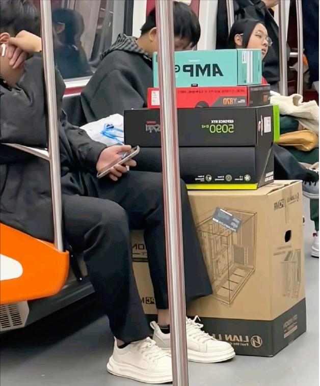 这不是赤裸裸的炫耀是什么？5090的显卡、X870的主板、联力的机箱，最上面那