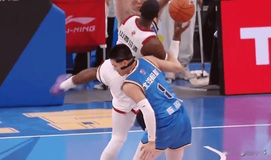 迪亚洛进攻的时候，被陈盈骏一把拉了下来！随后迪亚洛倒地不起！不过，裁判只