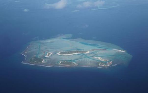 中方直接在黄岩岛入口拉起了浮动屏障！不是警告、不是声明、不是外交抗议，是352米