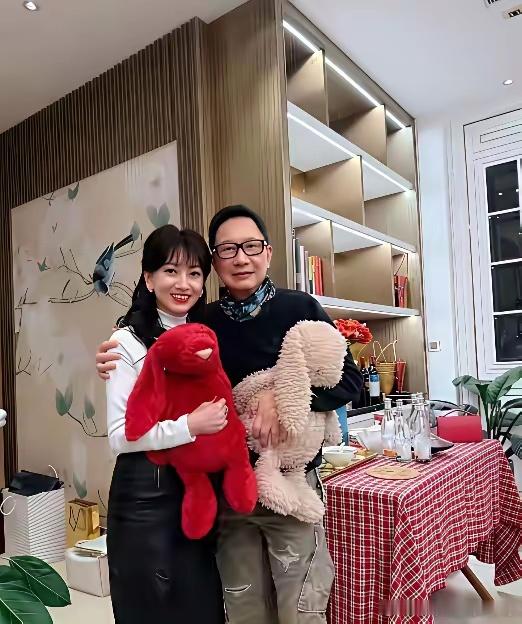 72岁的赵雅芝和80岁的老公新年聚会照片，两位都不老，状态也很好，让人羡慕。