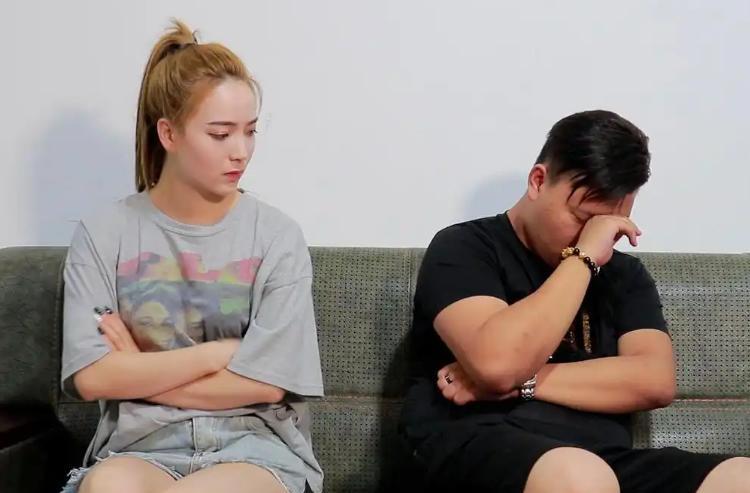 夫妻和不和谐，一看便知：不和谐的夫妻，往往都有这8个显著特征8、经济不透明，钱