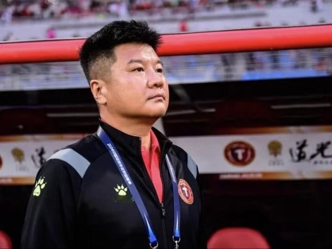 球迷：再这么踢下去，李金羽就该下课啦。没战术，也没有临场应变，如果不是本场对方收