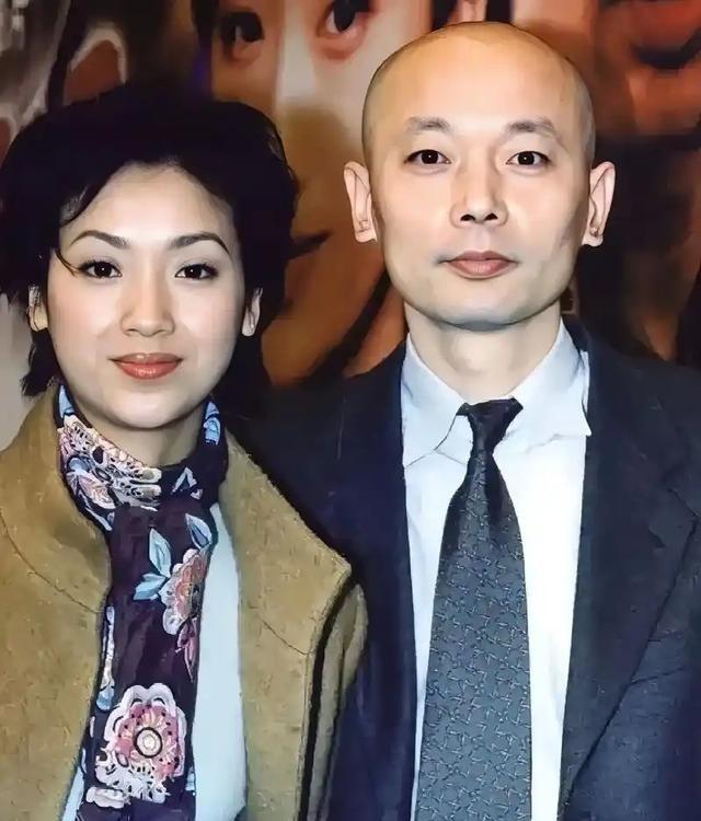 1995年，葛优拍戏赚了350万，把钱全部交给了妻子贺聪。谁知贺聪转身就在北京买