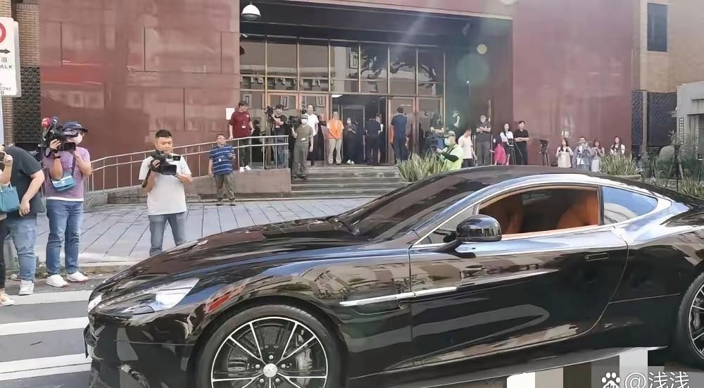 大S家地下车库那台落灰的阿斯顿马丁又上热搜了——汪小菲被法拍的这辆豪车标价200