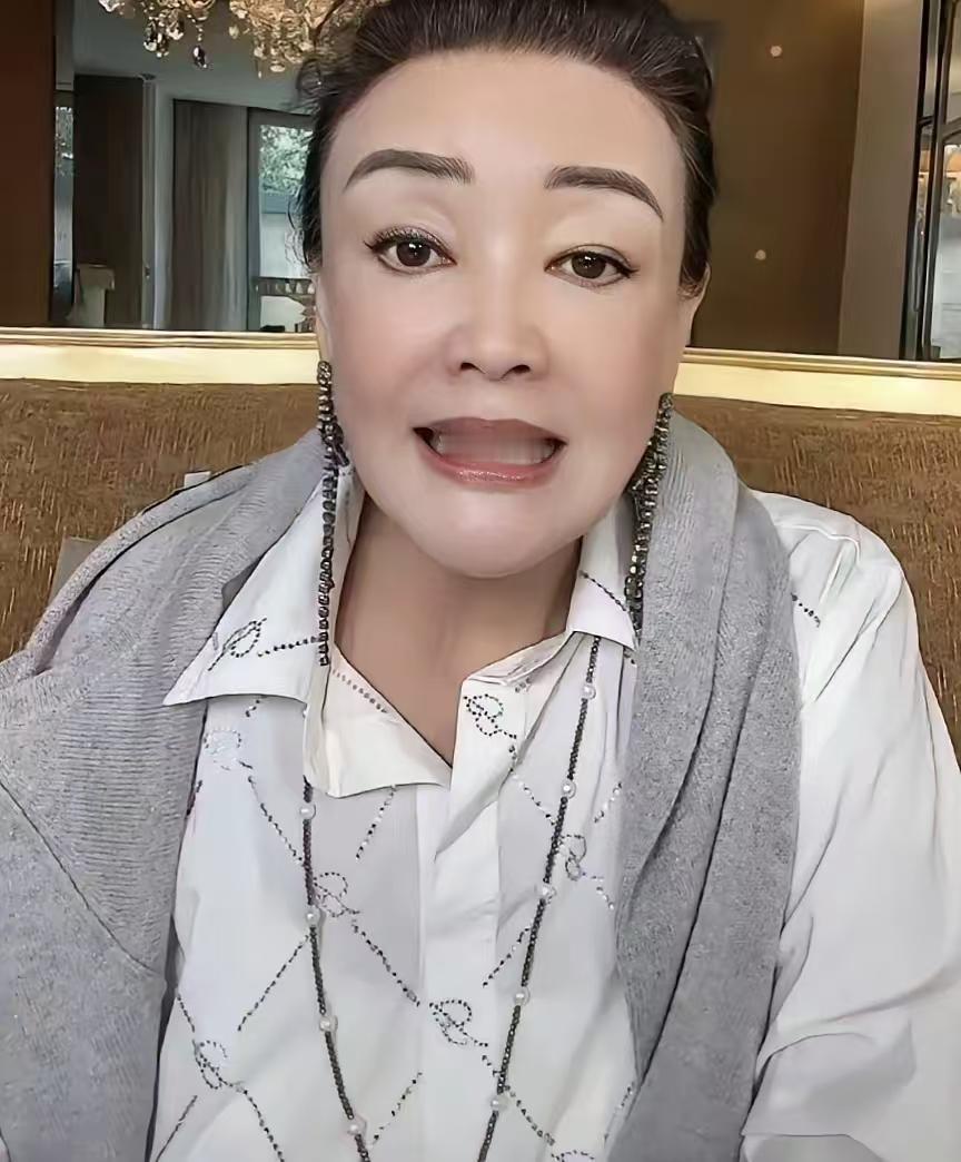 兰姐和小汪恶劣的母子关系本质上无解。如果给了陪伴，那就给不了金钱。一个家庭，如果