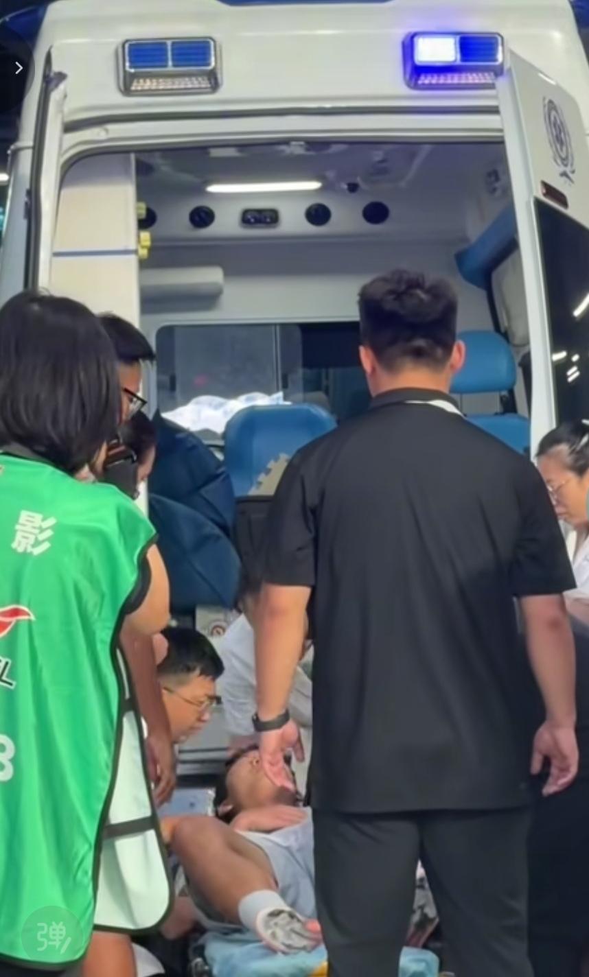 申花金顺凯重伤！杯送上了救护车！不知道金顺凯怎么样了！伤势需要多久恢复？我们看到