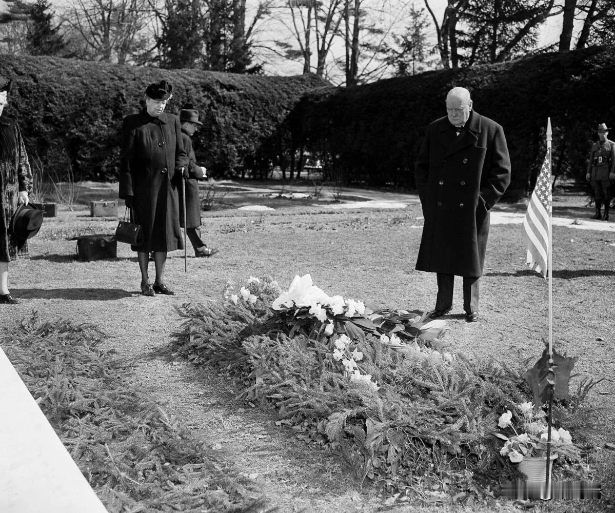 这张照片记录了1946年3月12日，前英国首相温斯顿·丘吉尔（Winston