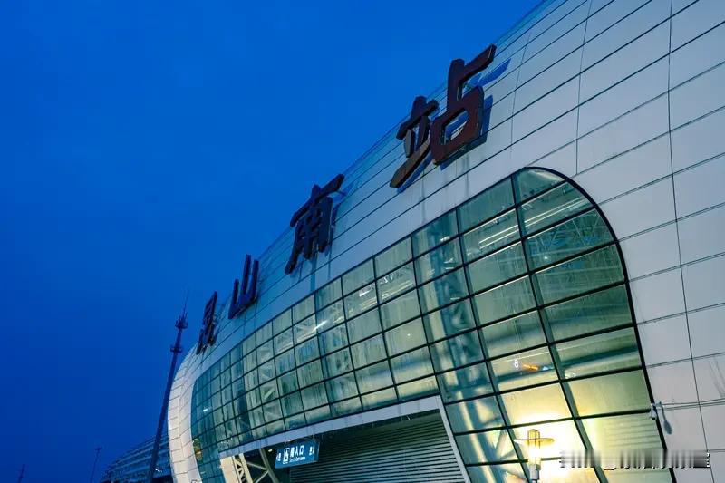 同是紧邻大城市，差距却天差地别都说近水楼台先得月，但同样挨着顶级大城市，发