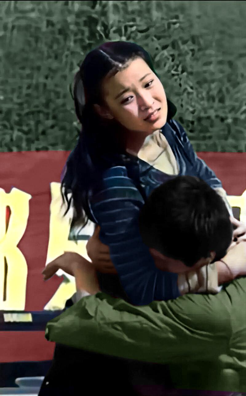 这张两人拥抱的照片，戳中了亿万中国人的泪点。背对镜头的小战士，年仅19岁，躺在麻