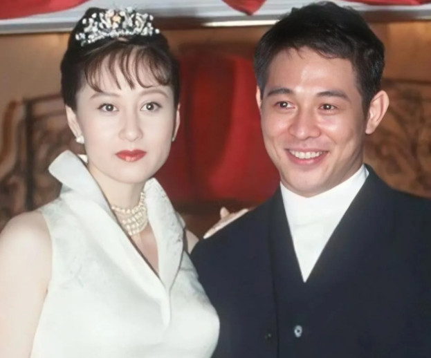 1991年，李连杰为和利智在一起，与刚生下二女儿的妻子黄秋燕离婚，港媒嘲讽：“情