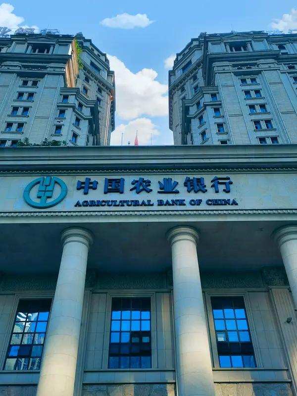 最近农行市值超越工行成了金融圈大新闻。这事还真不是偶然，像邮储银行也在奋起直追。