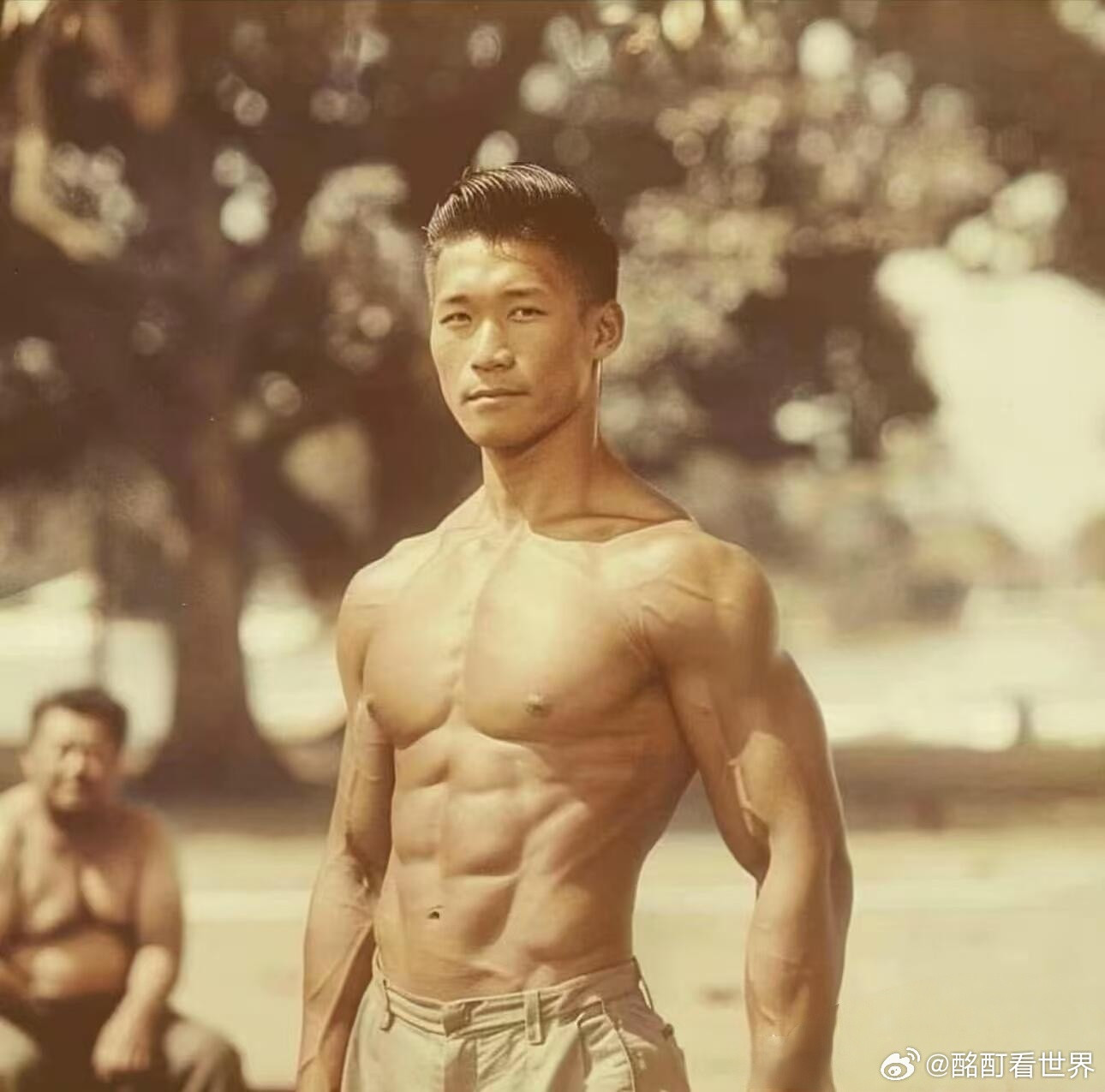 这种身材从不锻炼可能性大吗？照片上的男人是1946年拍的，这个人就是清水健，当年