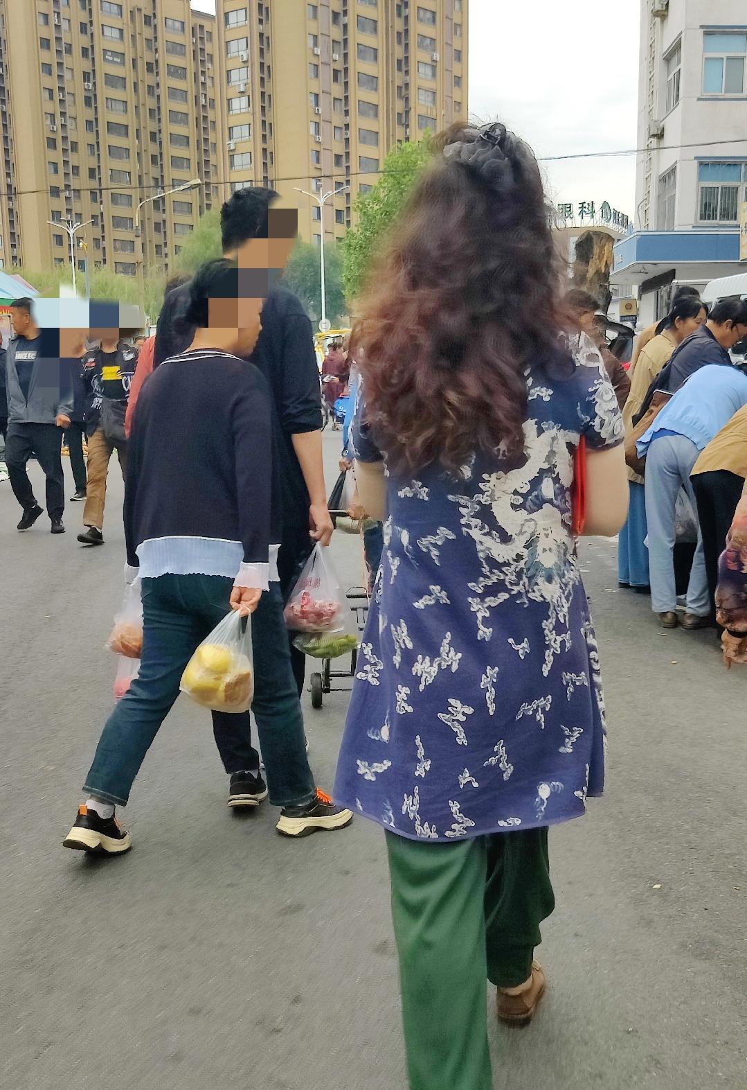 60+的姐姐这么穿，真的很出彩！我每天都去早市，每天都能遇到一些穿搭与众不同的