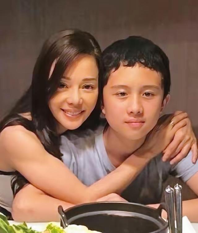 畸形的爱到底有多可怕？台湾女星狄莺，坚持母乳喂养12年，与儿子同床15年，就连儿