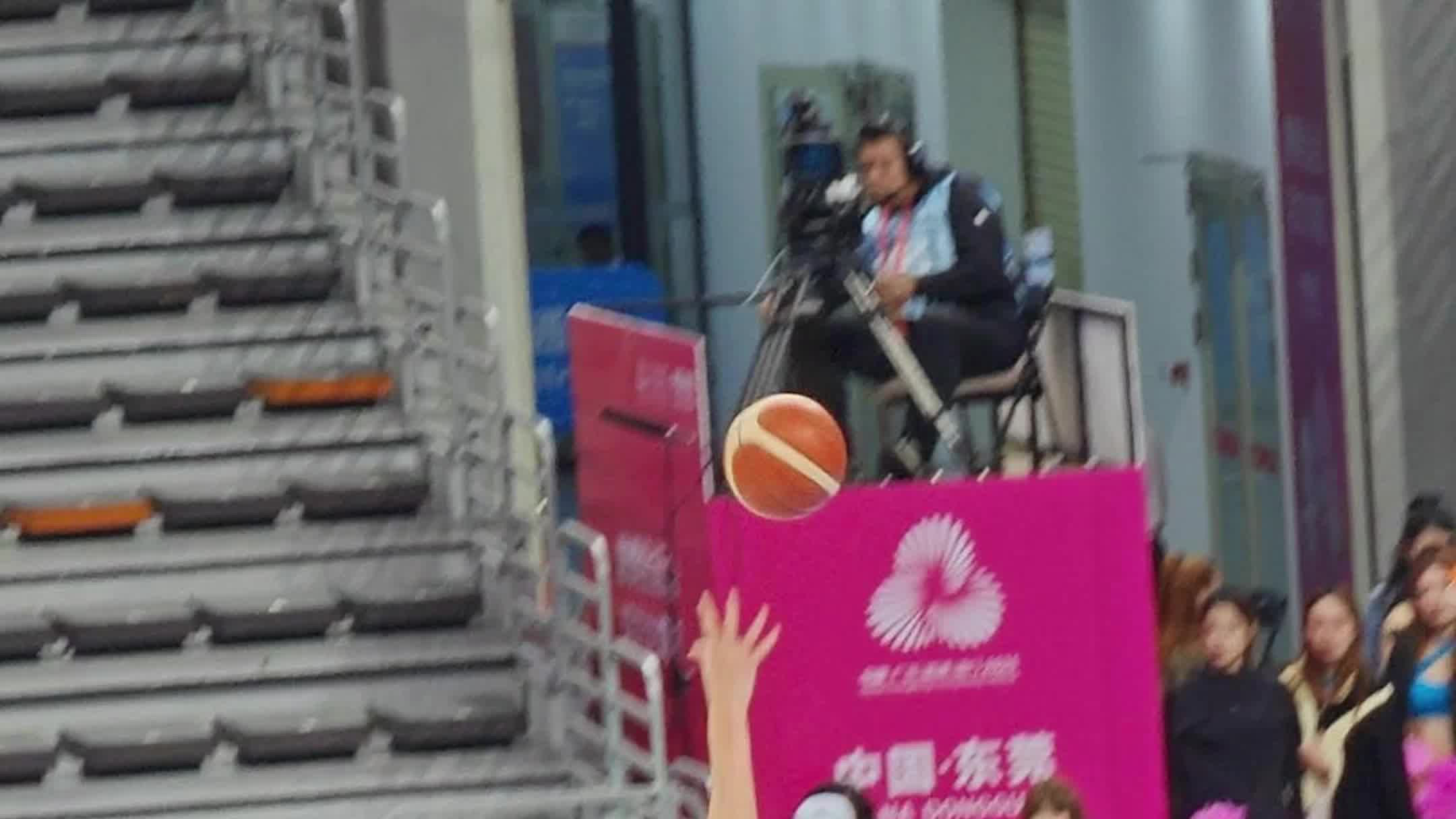 周琦三步勾手绝杀余嘉豪！关键球引爆全场