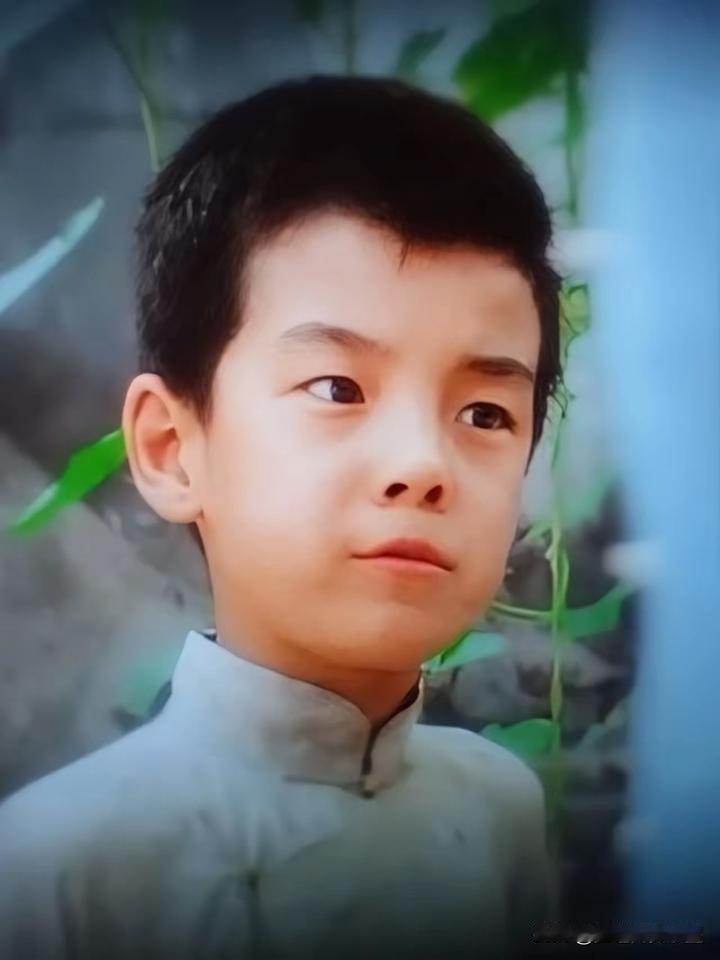 仔细看这个小孩，眼熟不？没想到吧，他竟然是许大茂！原来他在8岁时，就客串过《骆驼