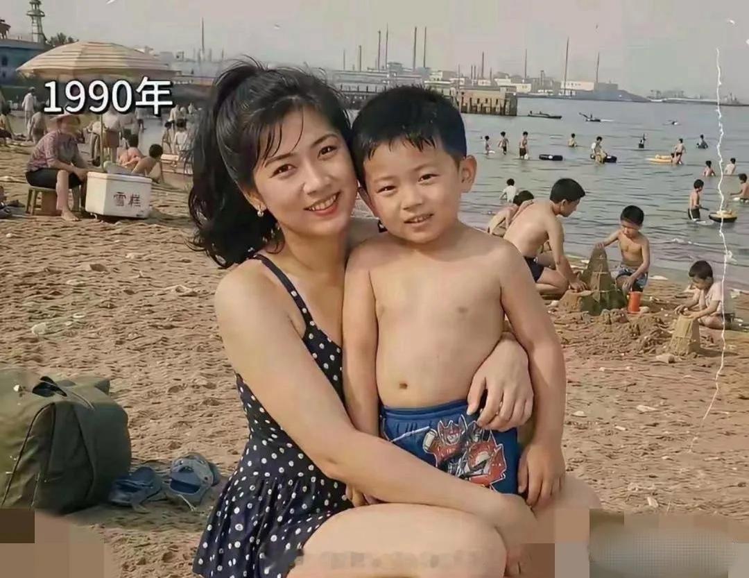 1990年妈妈搂着他，2026年他搂着妈妈……两张照片，天壤之别啊！