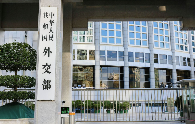#菲方踩踏中方红线必将付出代价#【外交部：菲律宾踩踏中方红线，一切后果由菲方承担