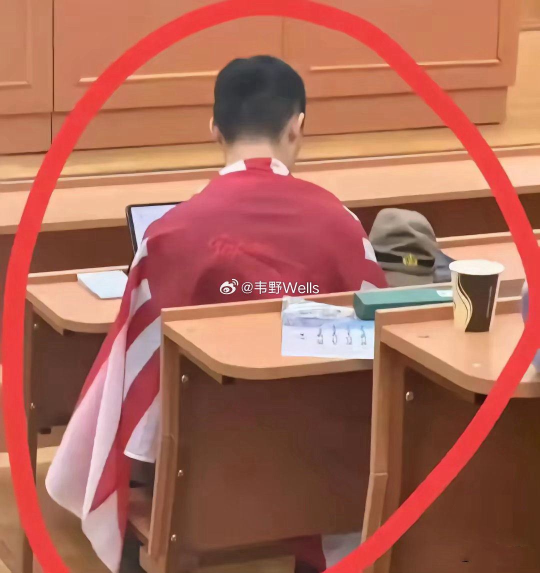 这个精日留俄学生的道歉根本没半点诚意，真心道歉谁会把自己裹得严严实实，墨镜口罩全挡上？他给出的那套说