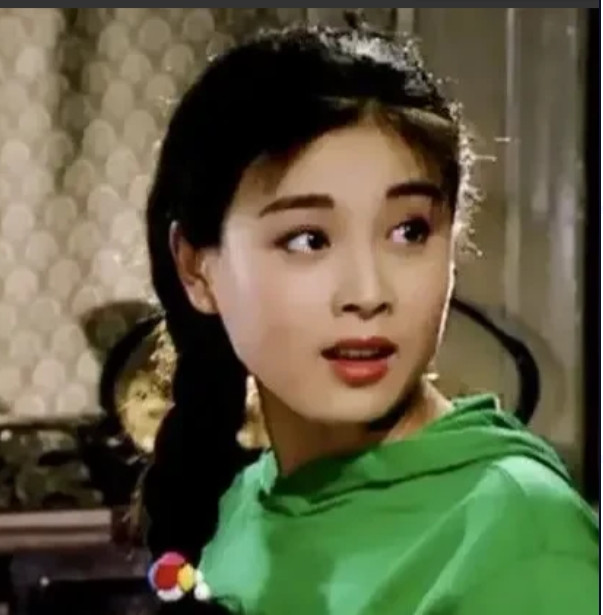 2000年，30岁的赵明明刚生下女儿不久，丈夫英宁就迫不及待对她说：“我在外面有