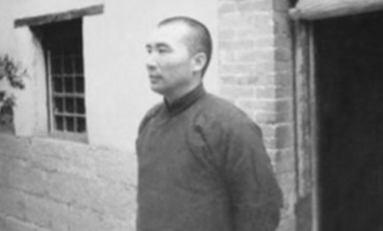 1935年，王耀武俘虏了一名红军师长，审讯时却发现对方衣着破烂不堪，粮袋中还有一
