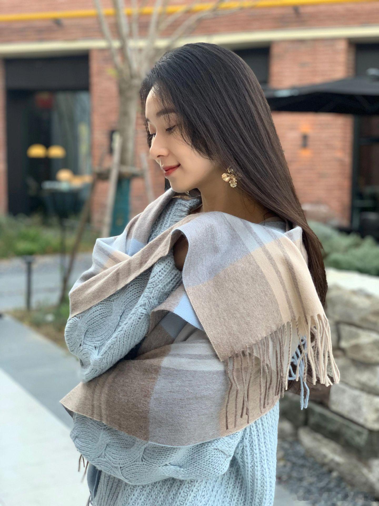 今天穿什么蓝色毛衣，格子围巾，肉丝搭配，粉色高跟鞋美女绘梦长廊