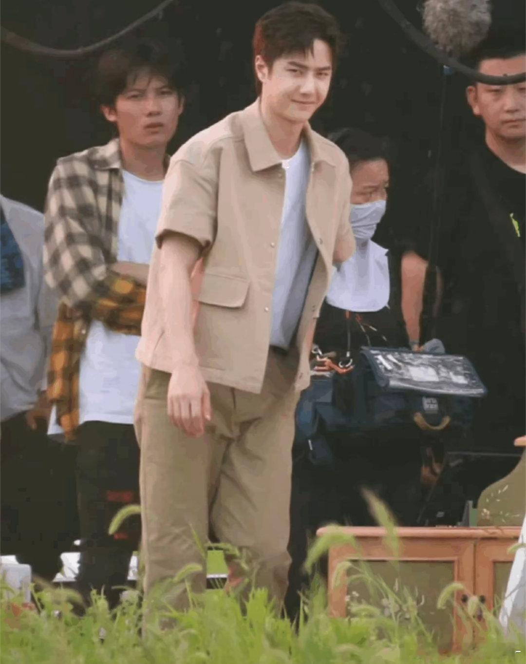 王一博真的好像小学生啊[捂脸哭][捂脸哭]​​​