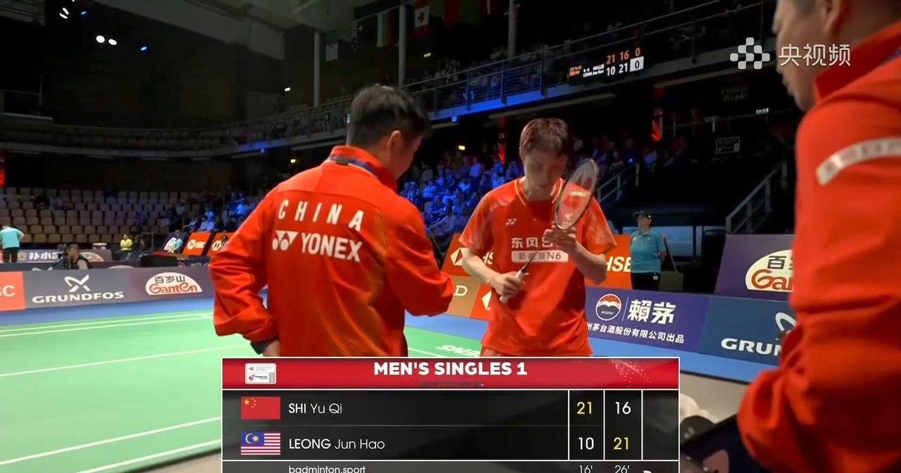 第一盘石宇奇🇨🇳21-10，16-21被🇲🇾梁峻豪追平了！第二局石宇奇