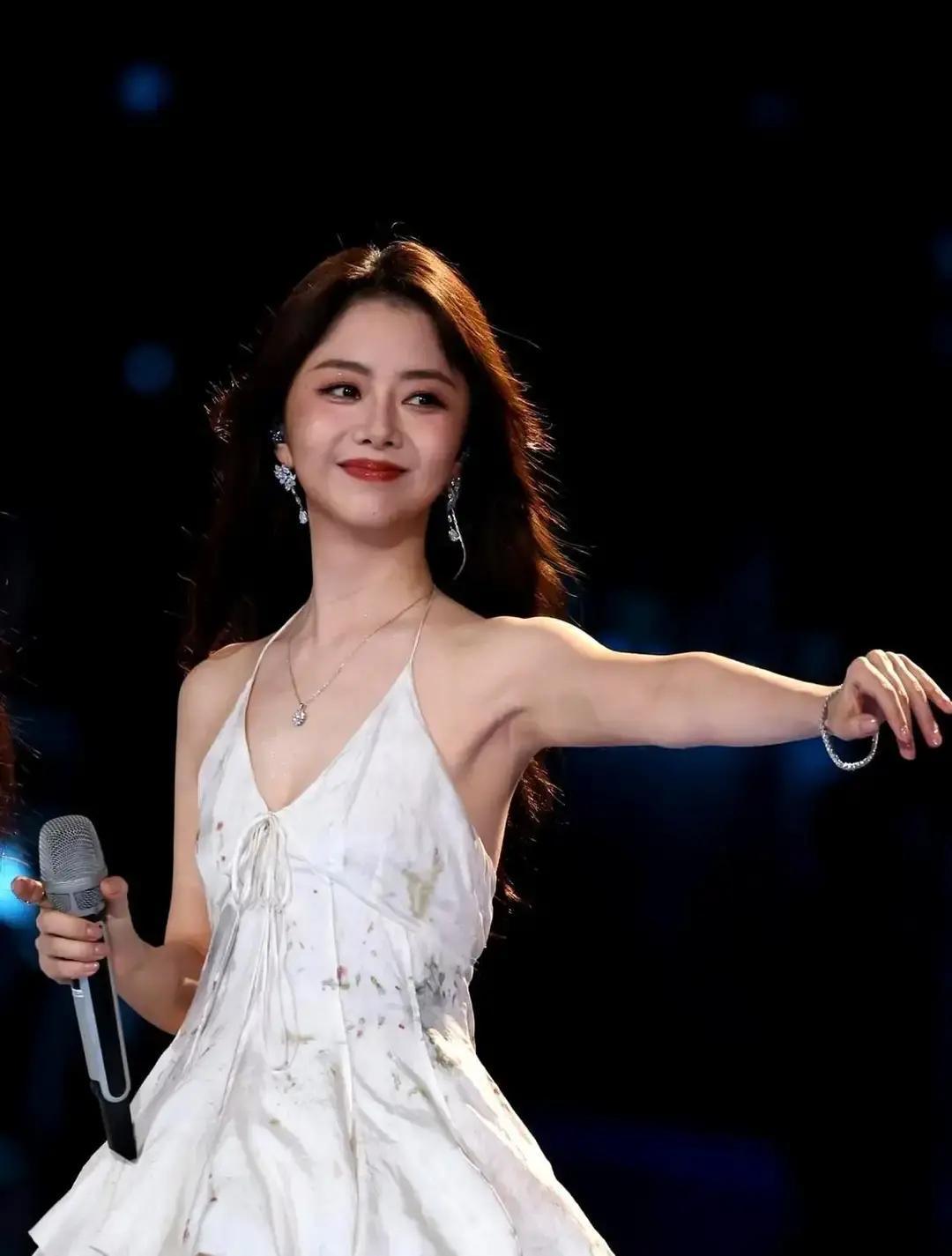 瘦掉16斤后，她连笑都带刀跨年那晚，谭松韵一出场，弹幕全在刷“认不出”。脸