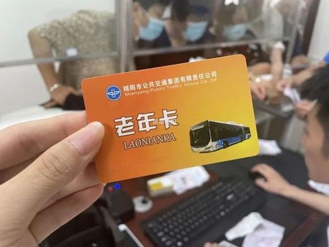 谈到老年费免乘车的话题前不久，在抖音上刷到一位中年人发网上的视频，称他早上去