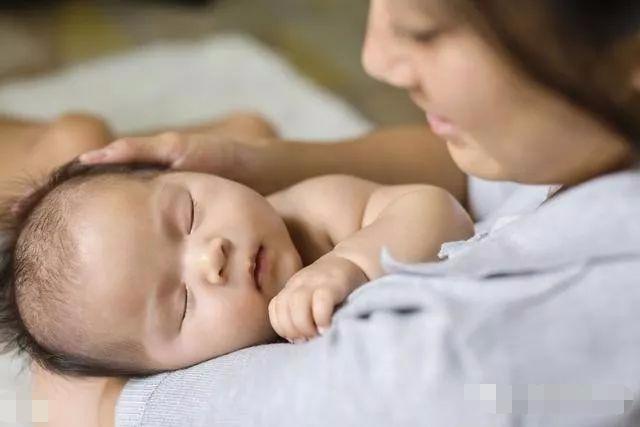 宝宝不好好睡觉怎么办? 好多宝妈都头疼不已, 教你几个哄睡奇招