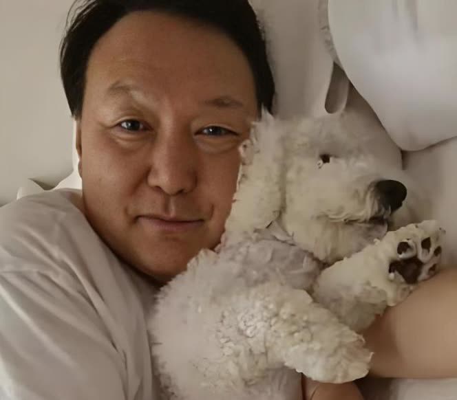 64岁尹锡悦如今落难了，也没有子女来帮助他，他和妻子金建希都喜欢狗子，被拘前并没