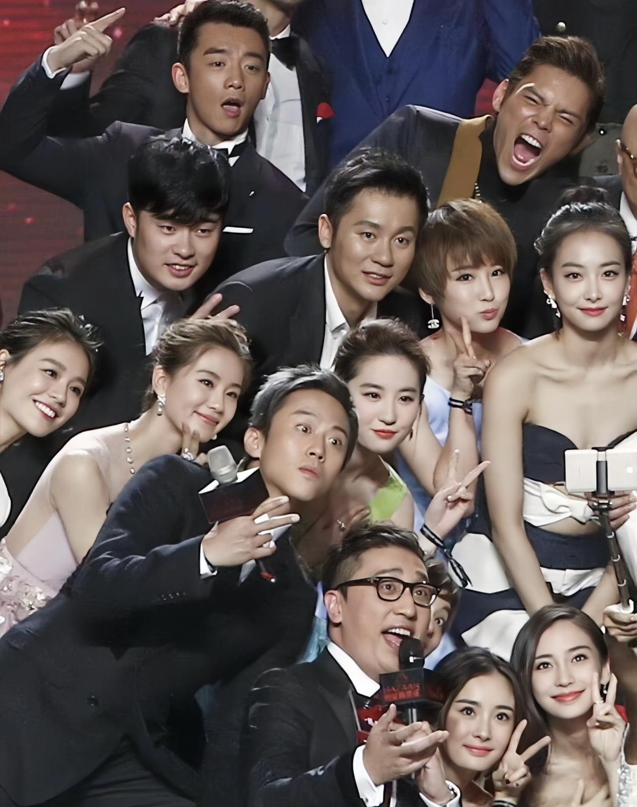 明星古早大合影，十年前的他们和她们，当时，有两对还是恩爱夫妻哦。2016年，