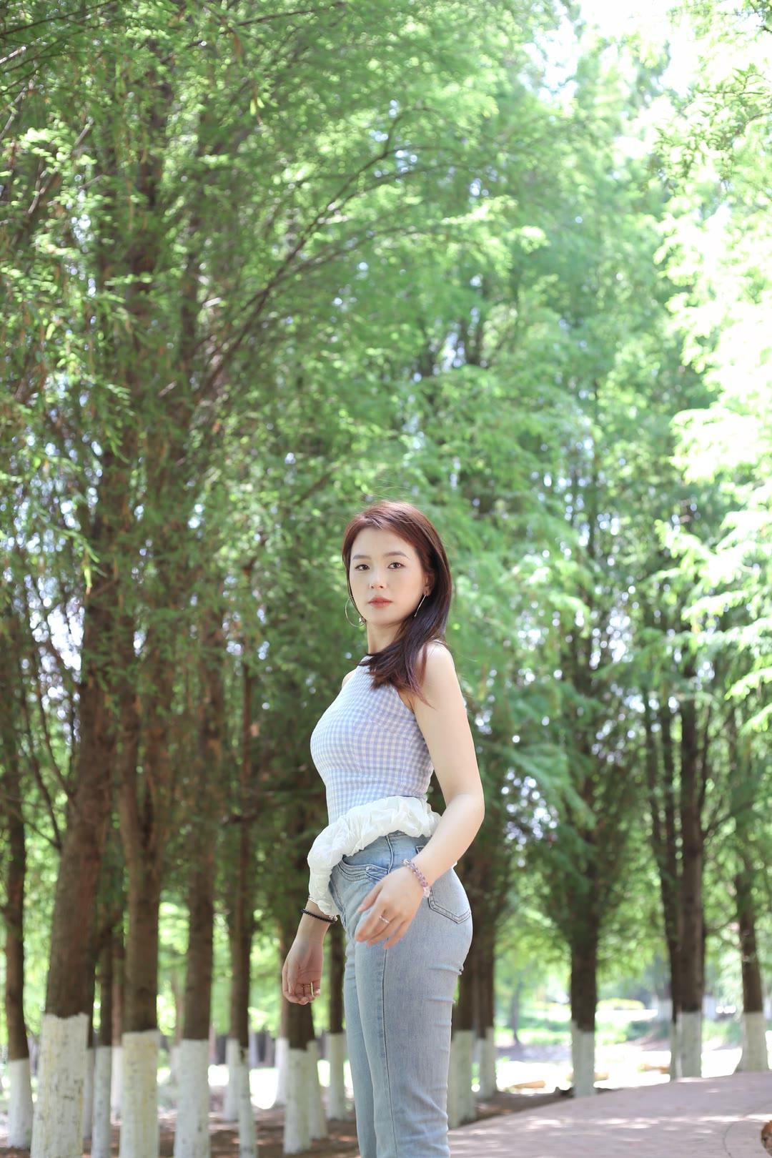 竹林轻风，翠影摇曳，幸会佳人。愿您如竹般坚韧，生活如诗如画。🌿🎨