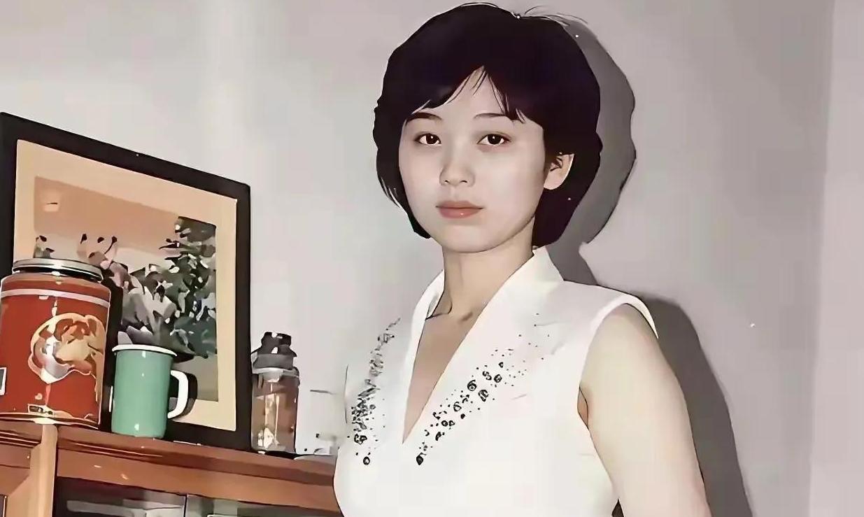 看到这张照片，时光仿佛倒流。柜子上的红色暖壶、绿杯子，还有那身白背心灰裤子，是妈