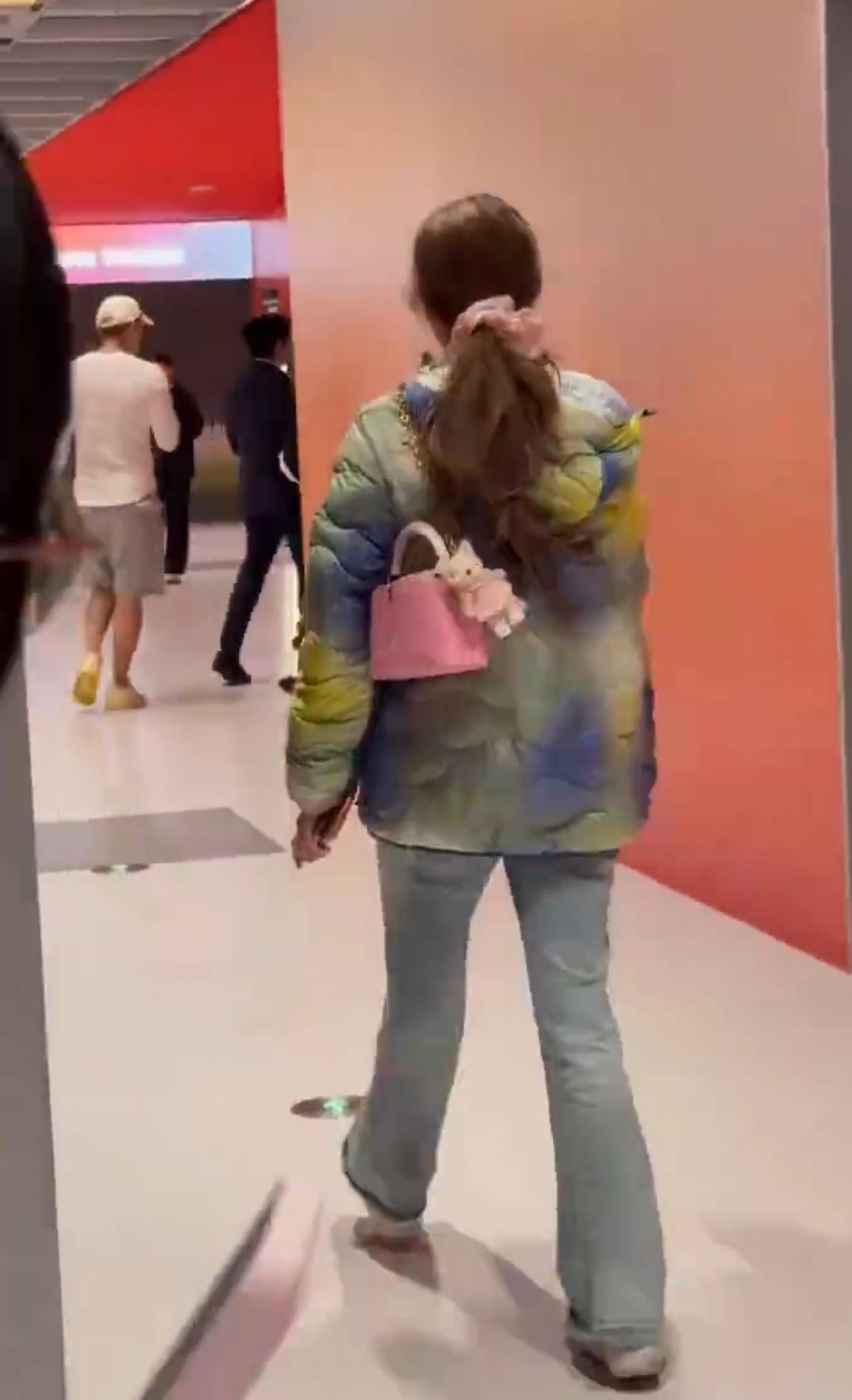 黄子韬徐艺洋滑雪回酒店被偶遇！前后气氛微妙，网友猜测：是累了还是闹别扭了？近