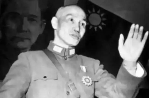 1949年，蒋介石带着60万大军败逃台湾，其中大部分都是没成婚的年轻人，为了解决