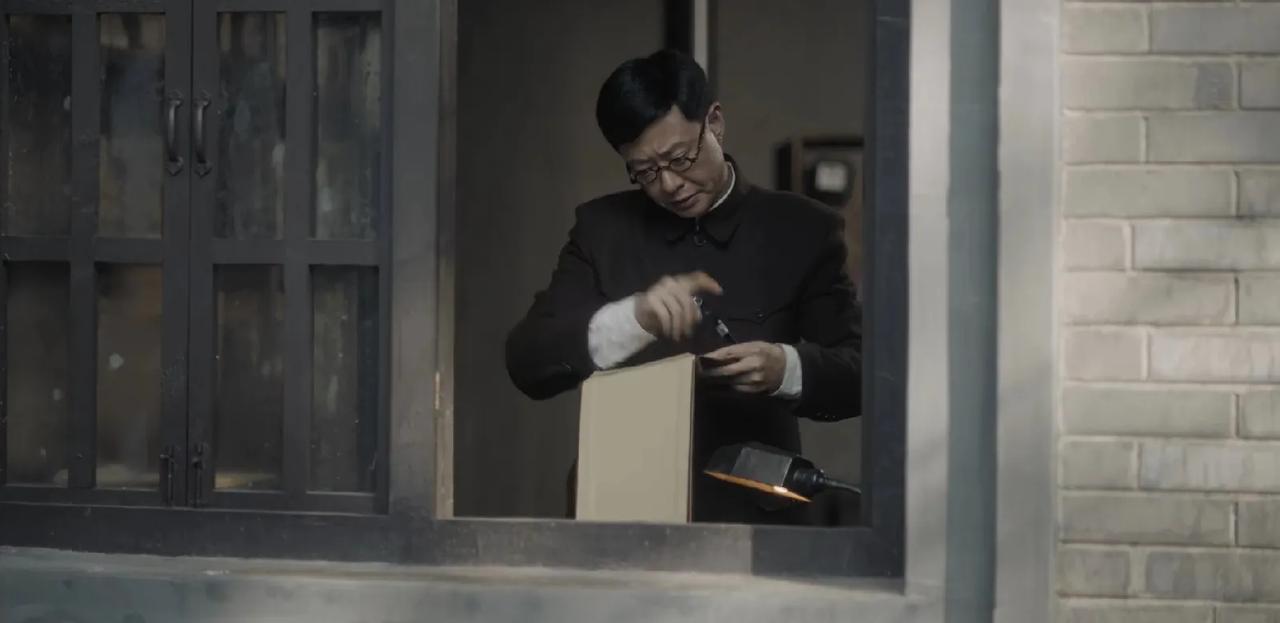《潜渊》平田走后留下了“骨蛆”，光一个代号就让梁朔和陆西间不安。平田下线的太突
