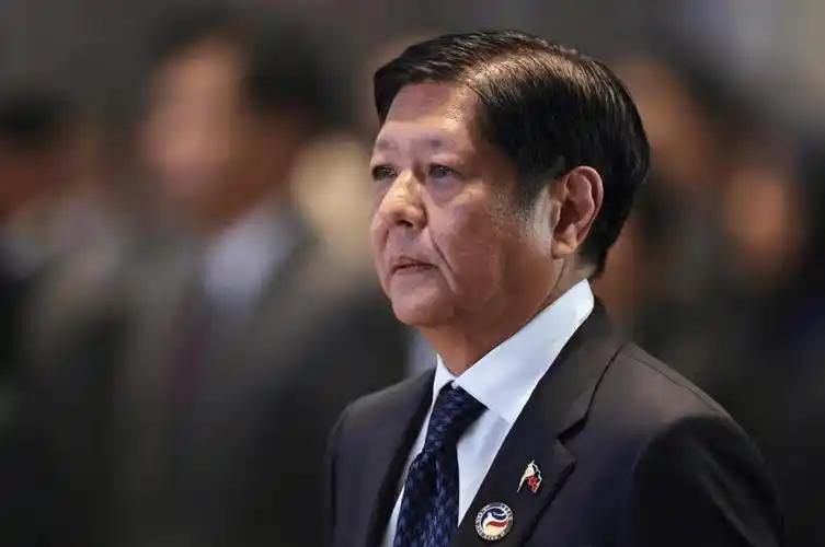 之前靠着美国撑腰，马科斯一边在南海凑着舆论碰瓷，一边在国内铆着劲搞杜特尔特家族的