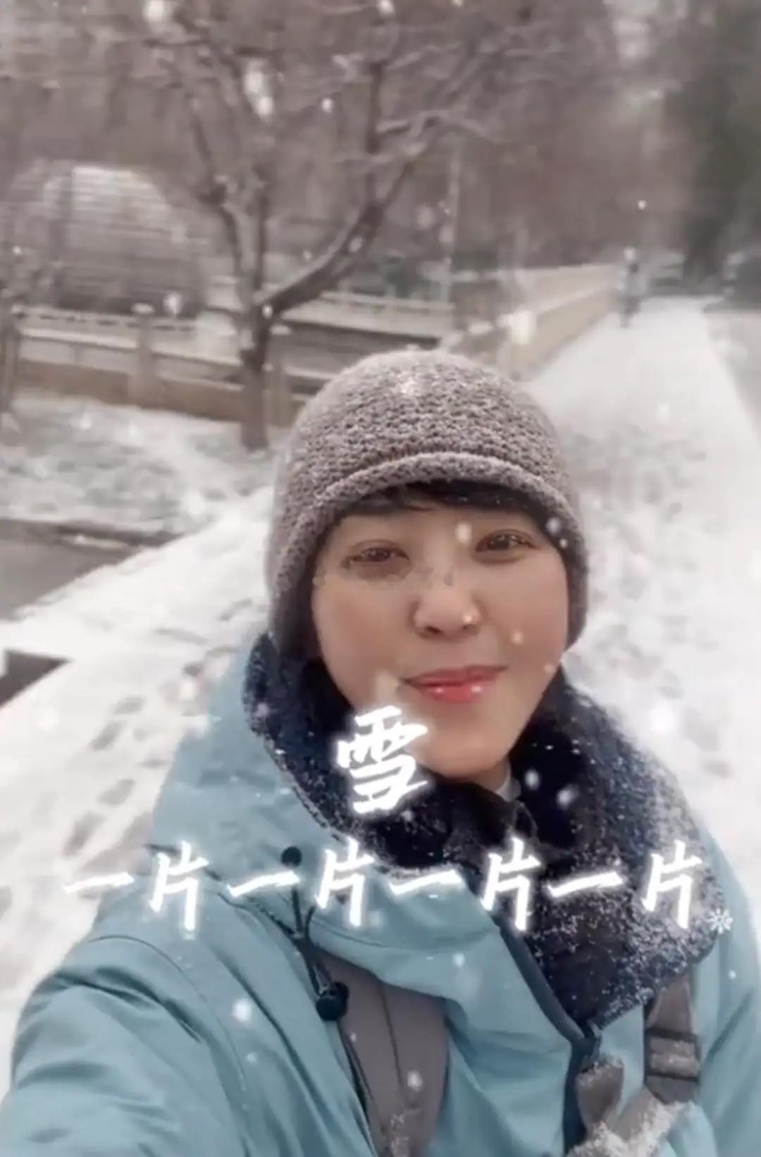 12月12日，北方大部分地区迎来初雪。在河北石家庄生活的主持人方琼，她就在个人社