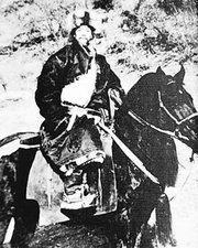 1935年，一支极度缺粮的队伍翻越岷山，进入甘南高原，踏进了卓尼土司的地界。