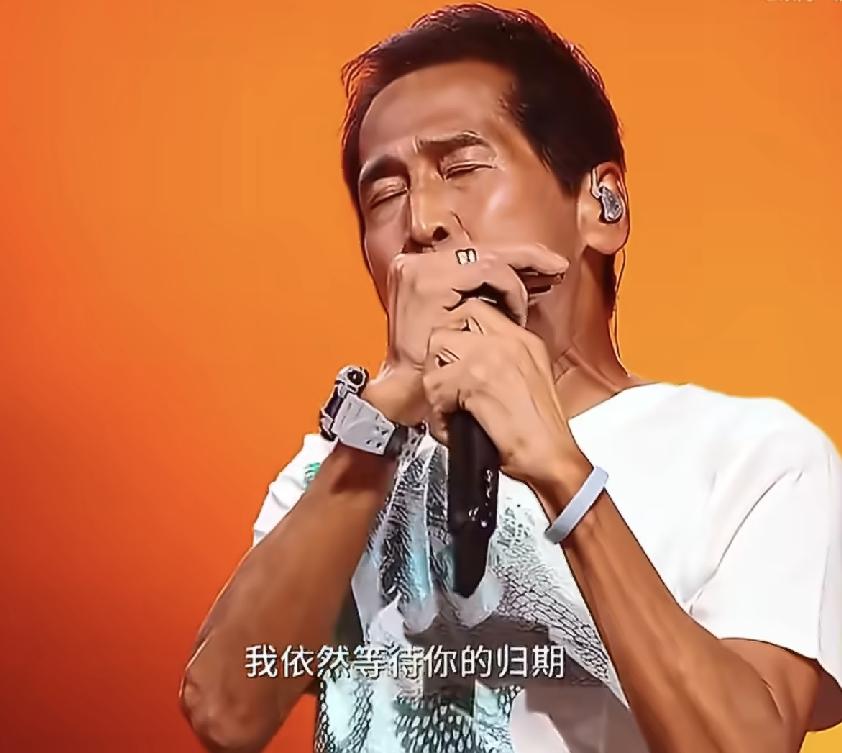 湾区升明月音乐晚会最让人感动的瞬间，莫过于齐豫和齐秦在台上的拥抱！多少人的青春