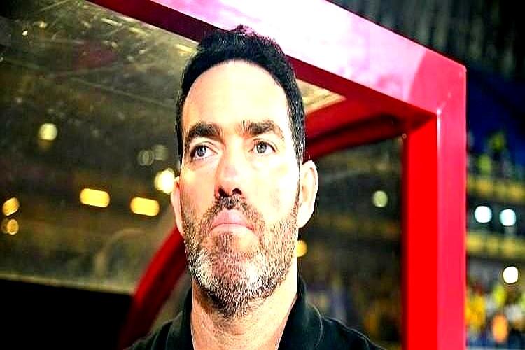 武汉三镇这场球，真不是一句“主场优势”就能托底的。首回合已经吃过亏，这次回到家