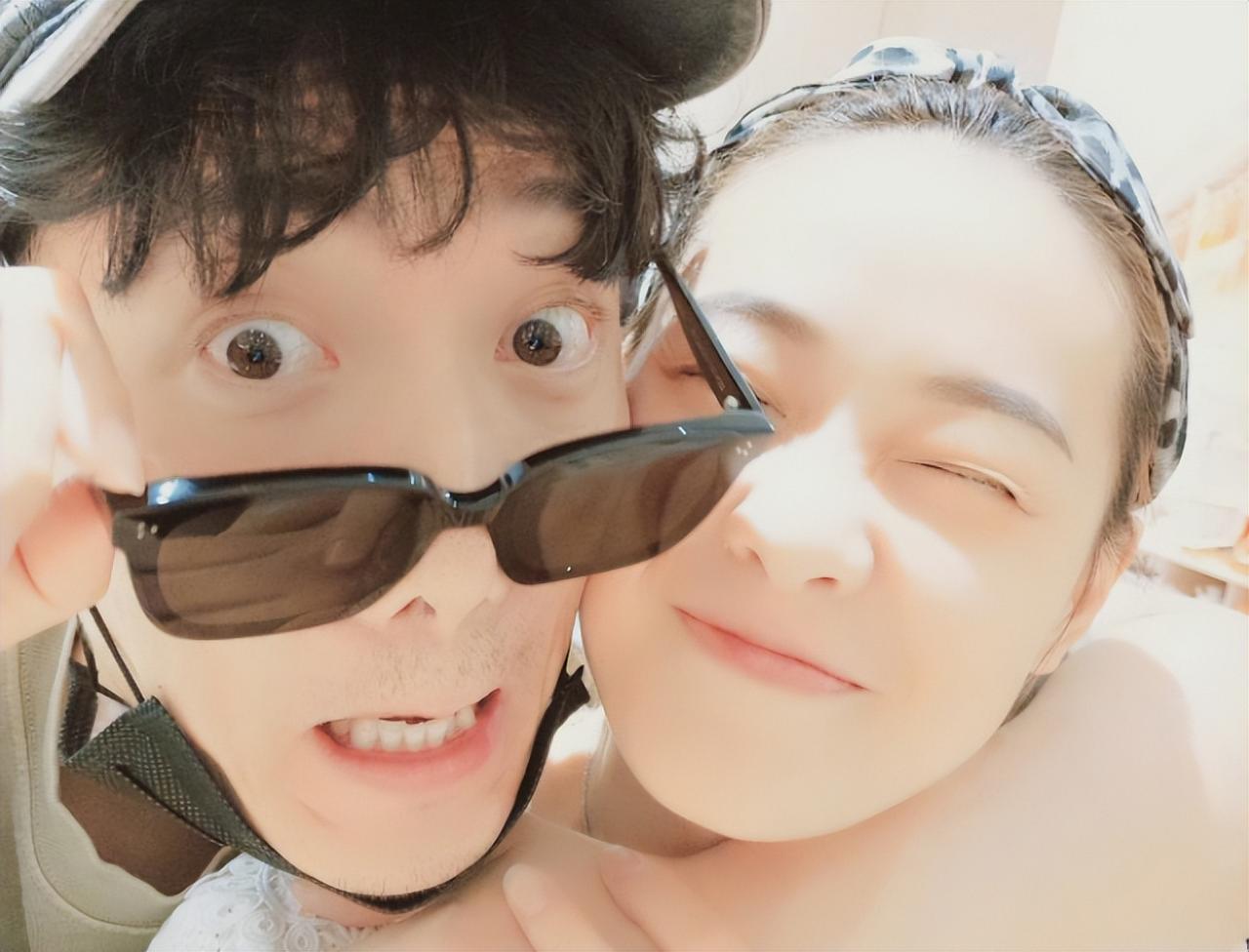 刘翔和妻子都好高，张学友站在他们之间显得比较矮小。他们夫妻那么高，后代肯定也高，
