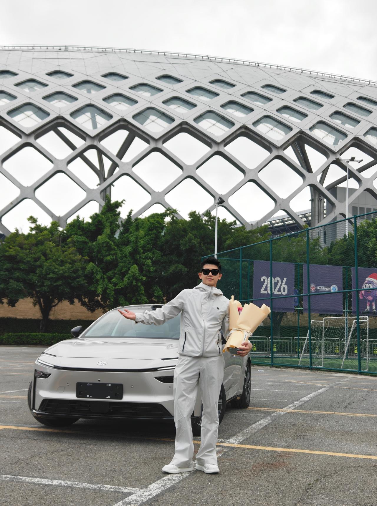 喜提广汽丰田铂智7我选的是“皎月银+光樾灰”的配色实车质感真的不错，那种液