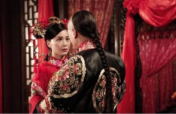 元朝将军手握重兵，欲强娶皇后，皇后：换我女儿行吗？她比较年轻元朝末年，朝堂上