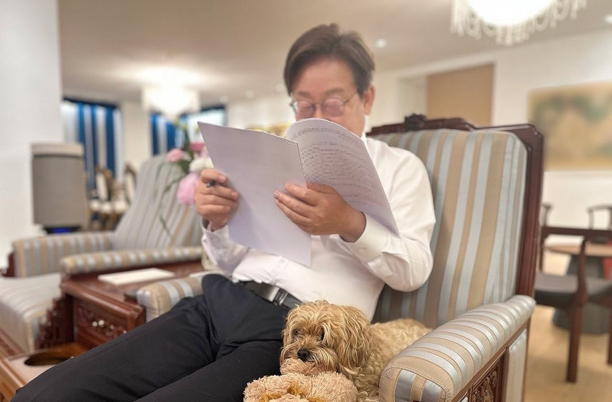 李在明谈宠物狗偏爱妻子心情李在明总统最近公开了他家的宠物