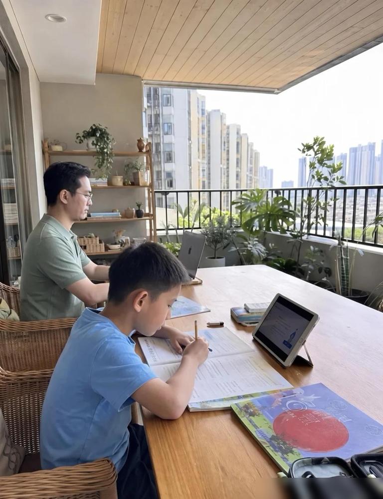养出两个全班第一，我家的4条铁律家有俩娃，一个五年级一个二年级，这两年成绩都稳在