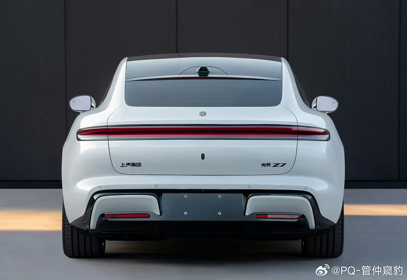 个人觉得，尚界Z7设计上致敬小米SU7的思路没问题，但前格栅区域的三角装饰框、