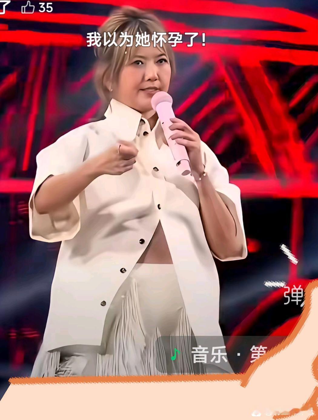 孙燕姿这是什么造型啊？真担心她的裙子会掉下来！​​​
